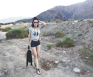 Than đang theo dõi chặt sexviet phim chẽ trên bãi biển qua camera