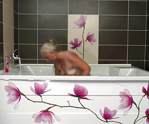Dục sexvietphim hôn cô gái chân