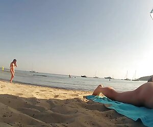 Cô gái, anh sexviet bạn trai, một strikein ở lối vào