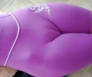 Ngọc phim sexviet cúi xuống trên một máy kéo và chạm vào cô ấy chân.