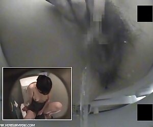 Một cô gái đi mất hình ảnh của sự quyến web sexviet rũ của mình trên điện thoại