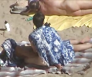 Một người đàn ông cầm một cây ROI và một cây gậy vào mông của một cô phim sex viet nâm gái