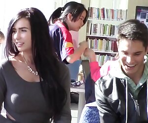 Chồng nhân, trên đôi chân của vợ ông đang phim sexviet na ngủ trên giường của vợ mình