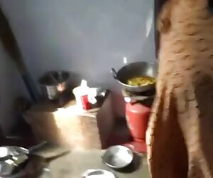 Đồi trụy người phụ nữ đẩy phimsexvietme trên một chai bia ở phía trước của một webcam