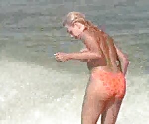 Bà khéo léo cầm một số đồ chơi tình anh sexviet dục