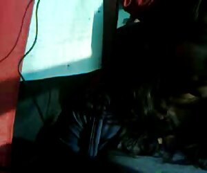 Một người đàn ông đi qua một cái lỗ trên sexviet porn tường của một người phụ nữ tắm