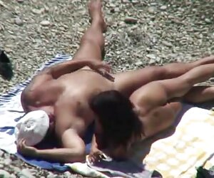 Con trai trong sexvietxxx một mảnh vụn chỗ ở phía trước của ngồi xổm Tờ rơi