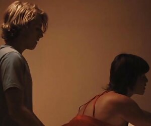 Đàn ông lại web sexviet trong một vòng tròn sexy polka Midget