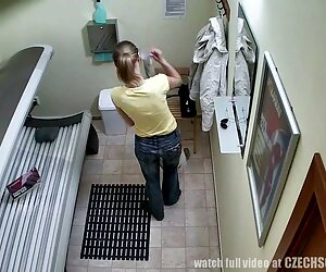 Cô gái nga bơi sexviet me con và tắm nắng trên bãi biển khỏa thân
