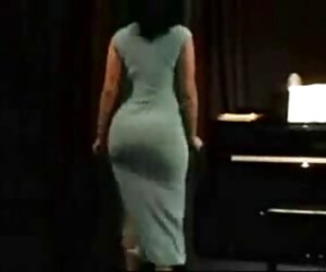 Ông đưa vào một cắm vào sexviet am các cô gái, và sau đó dương vật của mình vào hậu môn