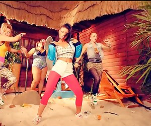 Bê buộc tóc sexviet sub khong che dài giữa hai chân cô ấy